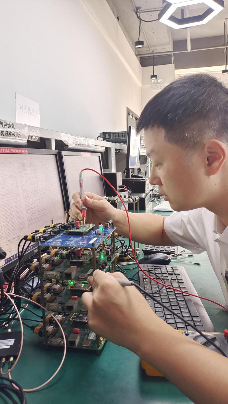 职业院校学生参与芯片测试实验