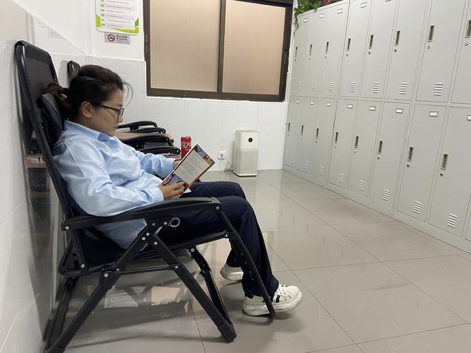 工业企业职工休息区妈妈坐沙发喝奶茶看书