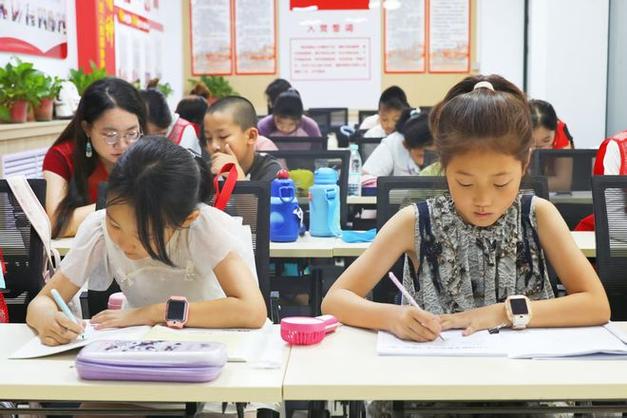 制造企业联合开办的厂区子弟免费托管班活动