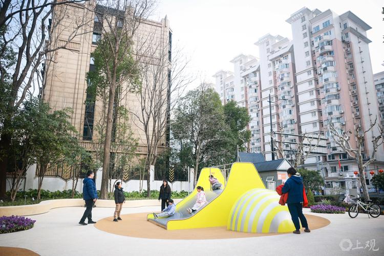 婴儿车友好公园园内缓坡道实景图