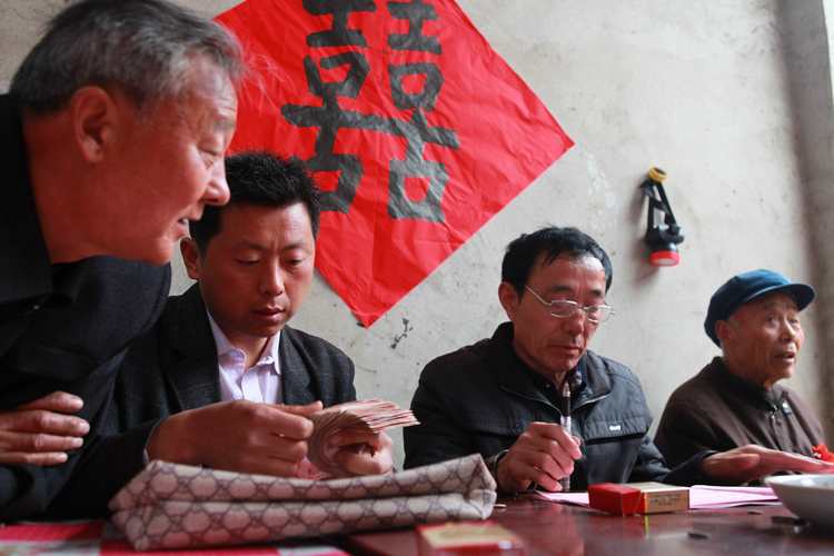农村巷口茶摊聊天聊彩礼的老人
