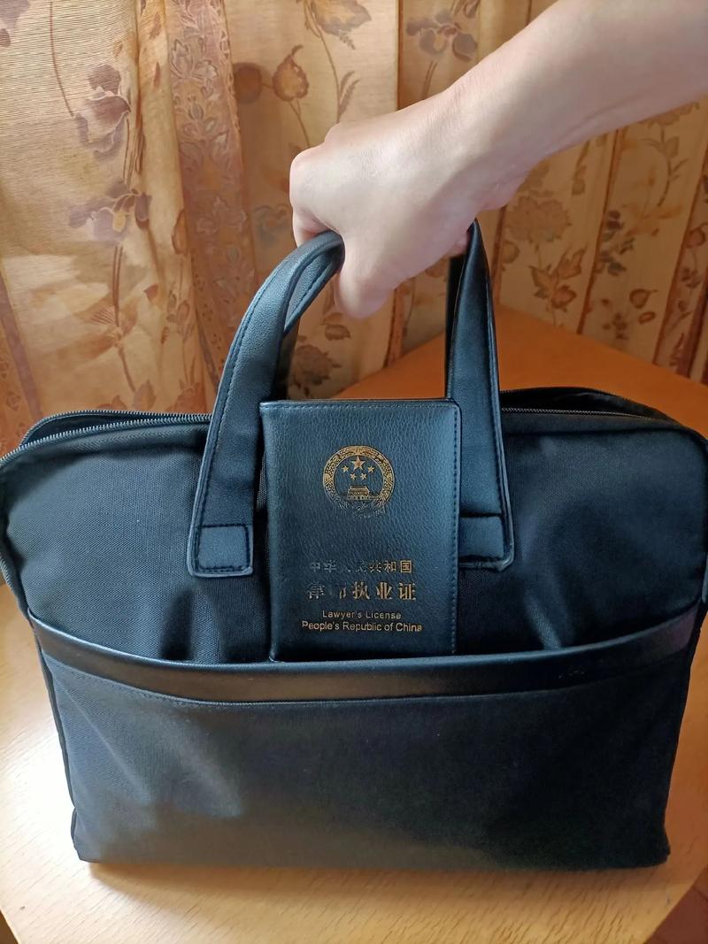 看守所门口律师提着公文包