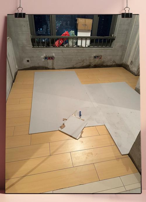 南京家装工地瓷砖地面未做封闭保护留水泥印