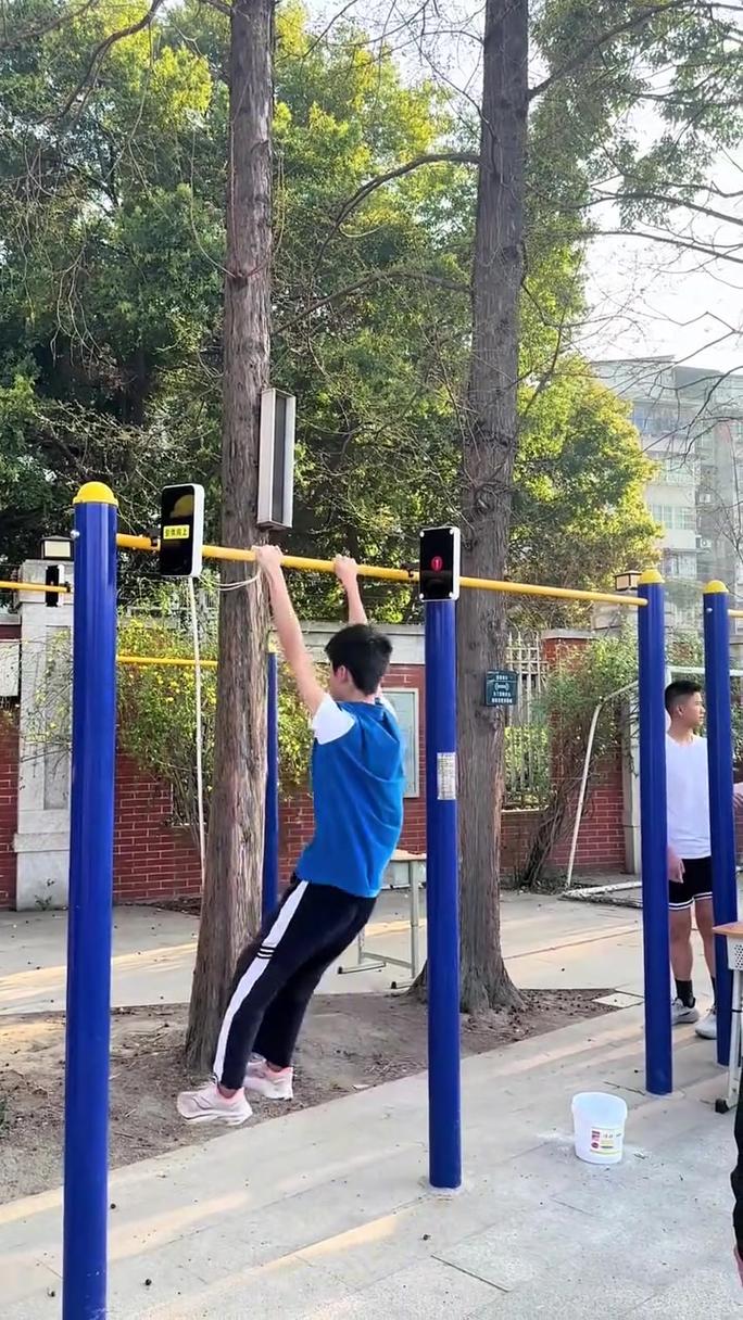 中考体育考试现场引体向上项目