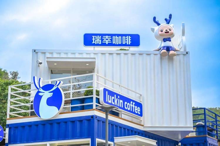 挂在咖啡店里的鼓山