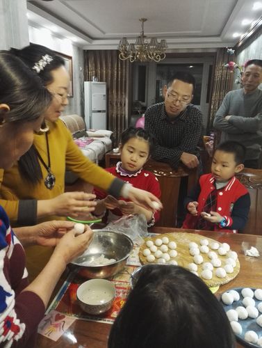 亲子围坐揉糯米年糕春节家庭场景