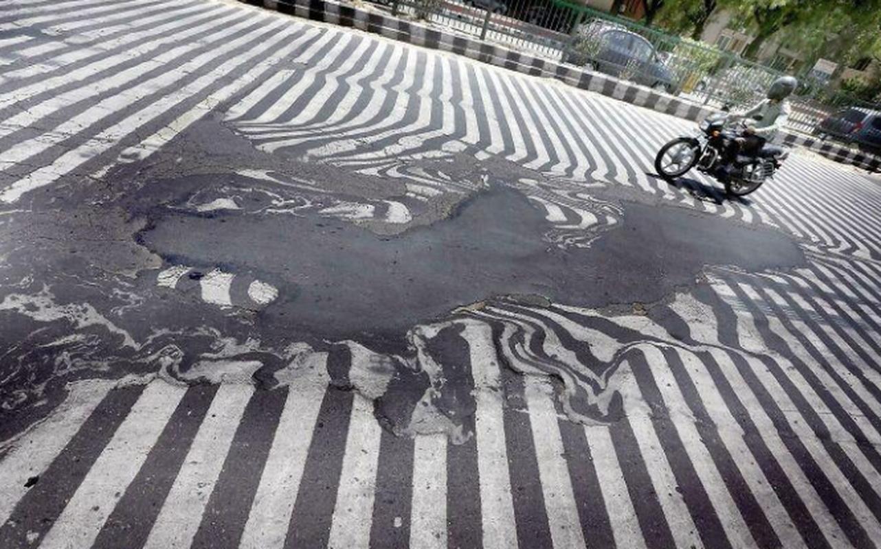 夏季正午柏油路热浪折射实景图