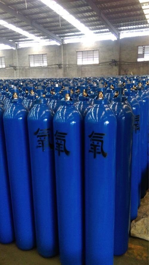 氩气瓶储存区,蓝色高纯氩气瓶特写