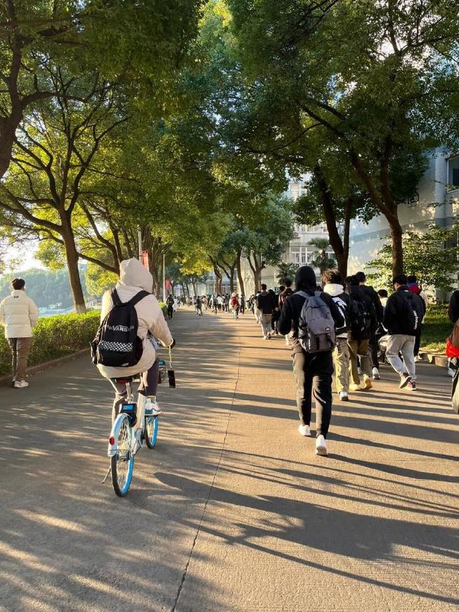 合肥工业大学主教学楼前学生行走