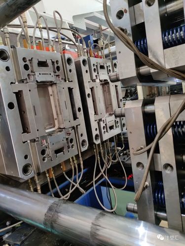 注塑模具加工车间内师傅在检测NC加工后的型芯尺寸