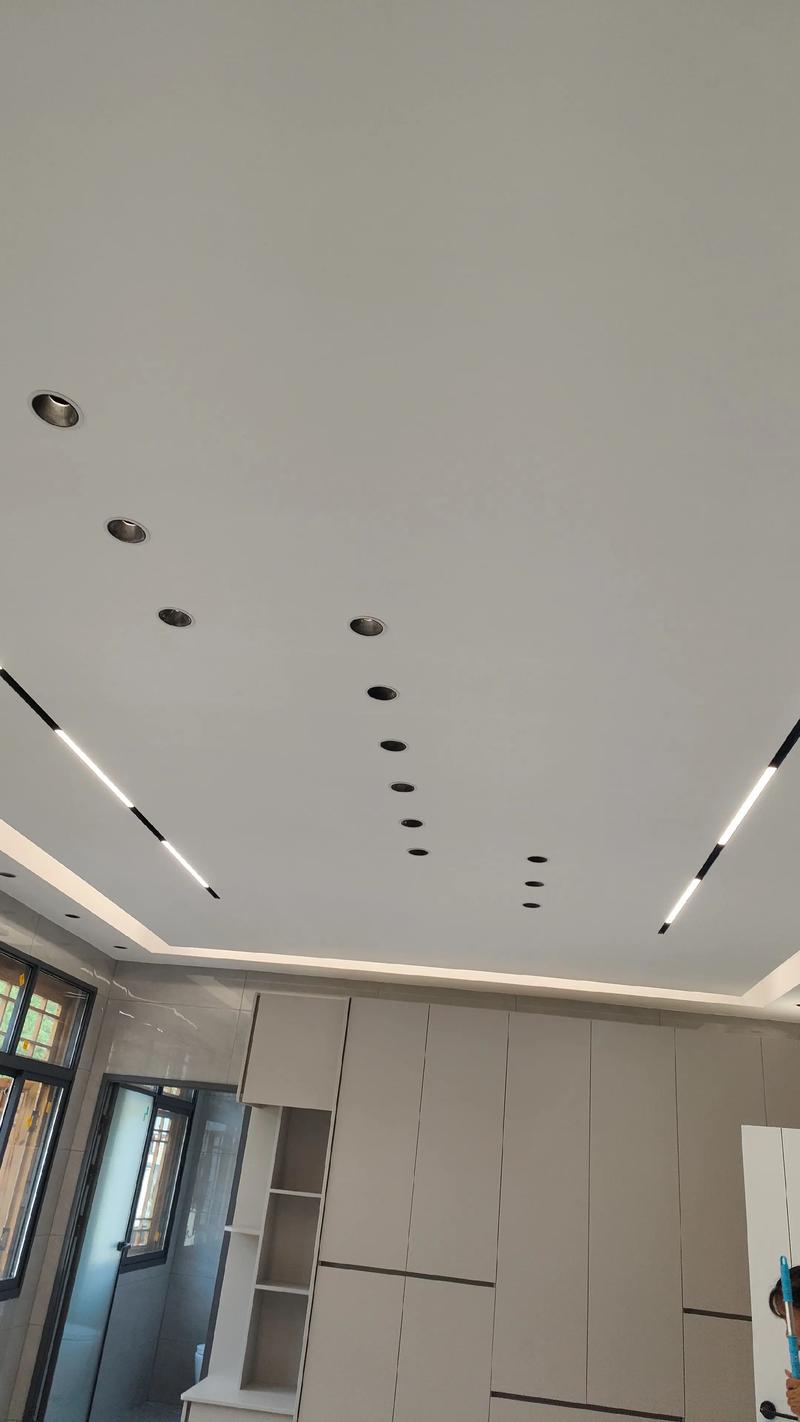 无主灯设计客厅磁吸轨道灯线性灯布置案例图