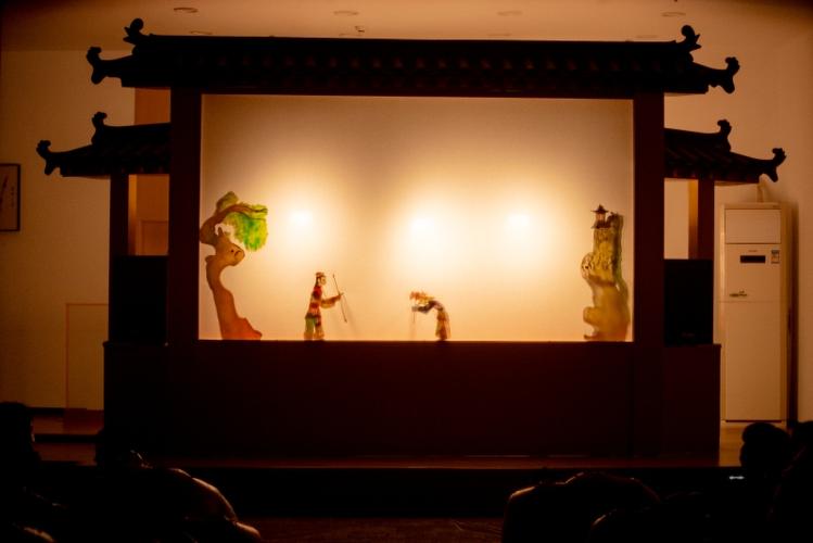 湖北南漳东巩春秋寨皮影戏表演场景