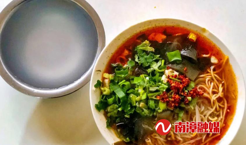 南漳武安镇老街早餐店本地人吃面场景