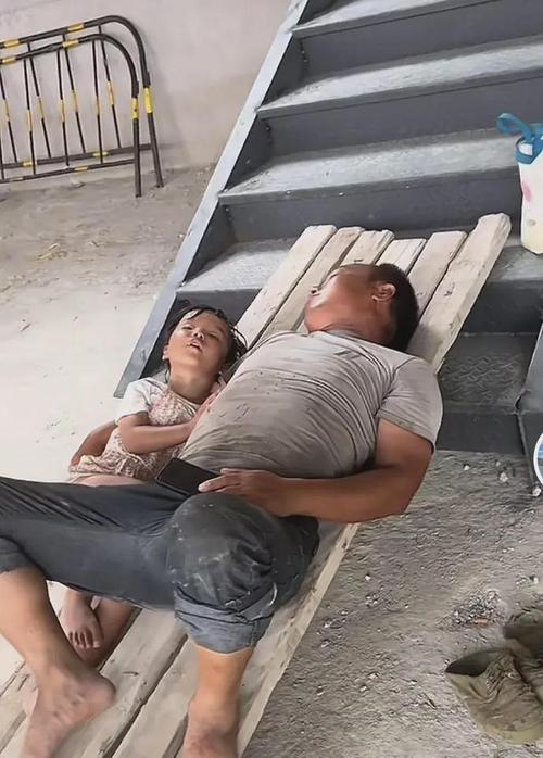 倒班工人爸爸趁娃睡觉换工作服
