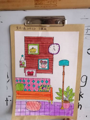 家庭沙发边随手放儿童蜡笔画纸的场景
