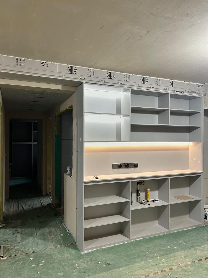 装修现场实木多层板柜体安装过程