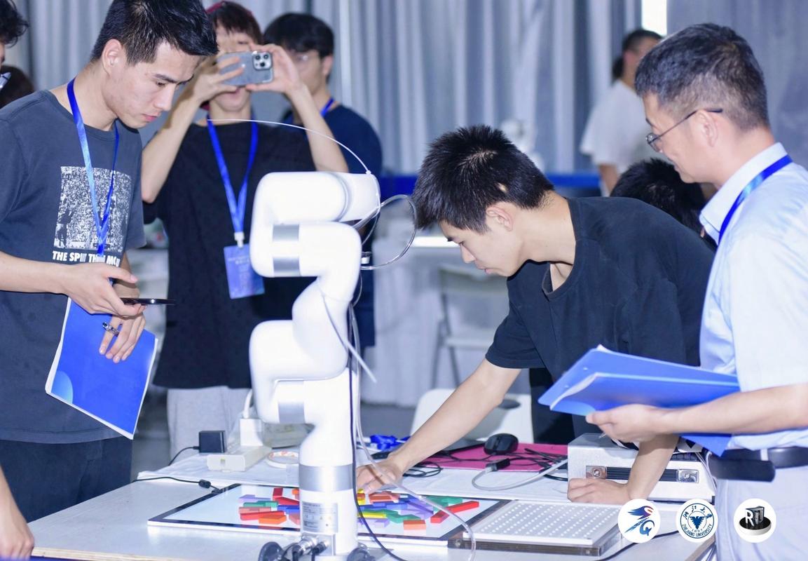 大学生机器人竞赛团队协作现场