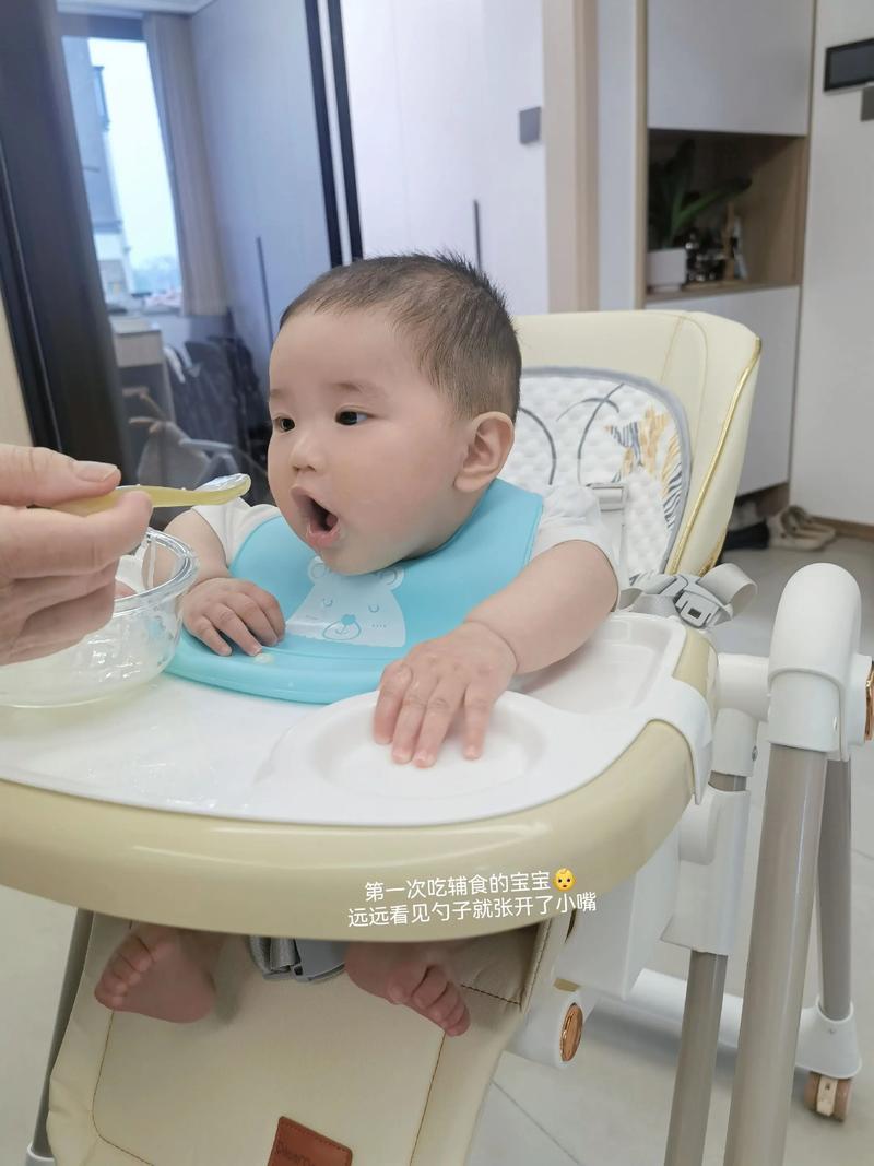 婴儿第一次吃辅食场景