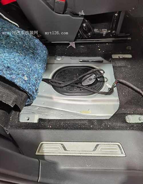 汽车后排座椅下燃油泵盖板位置图