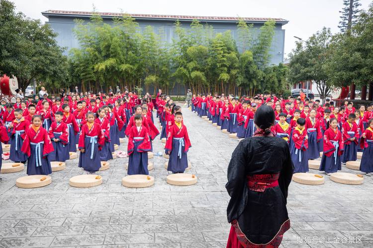 小学生穿夸张汉服在孔子像前机械鞠躬表演