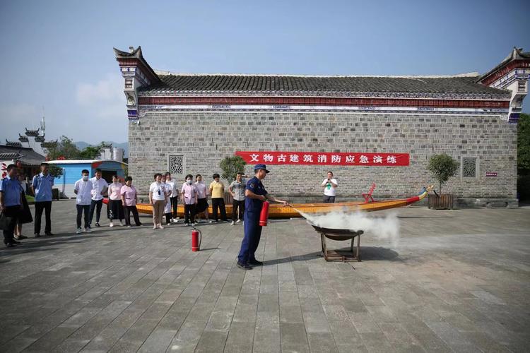 文保古建筑消防演练违规凿孔台基现场图