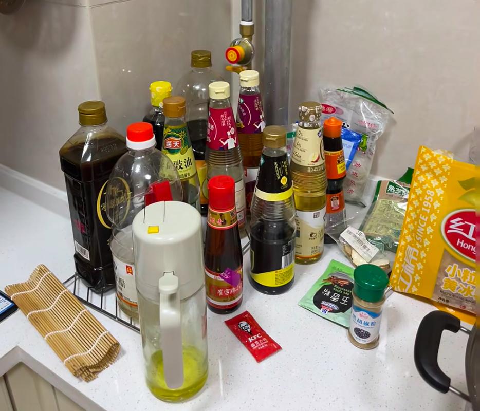 灶台边堆放各种调味品实景图