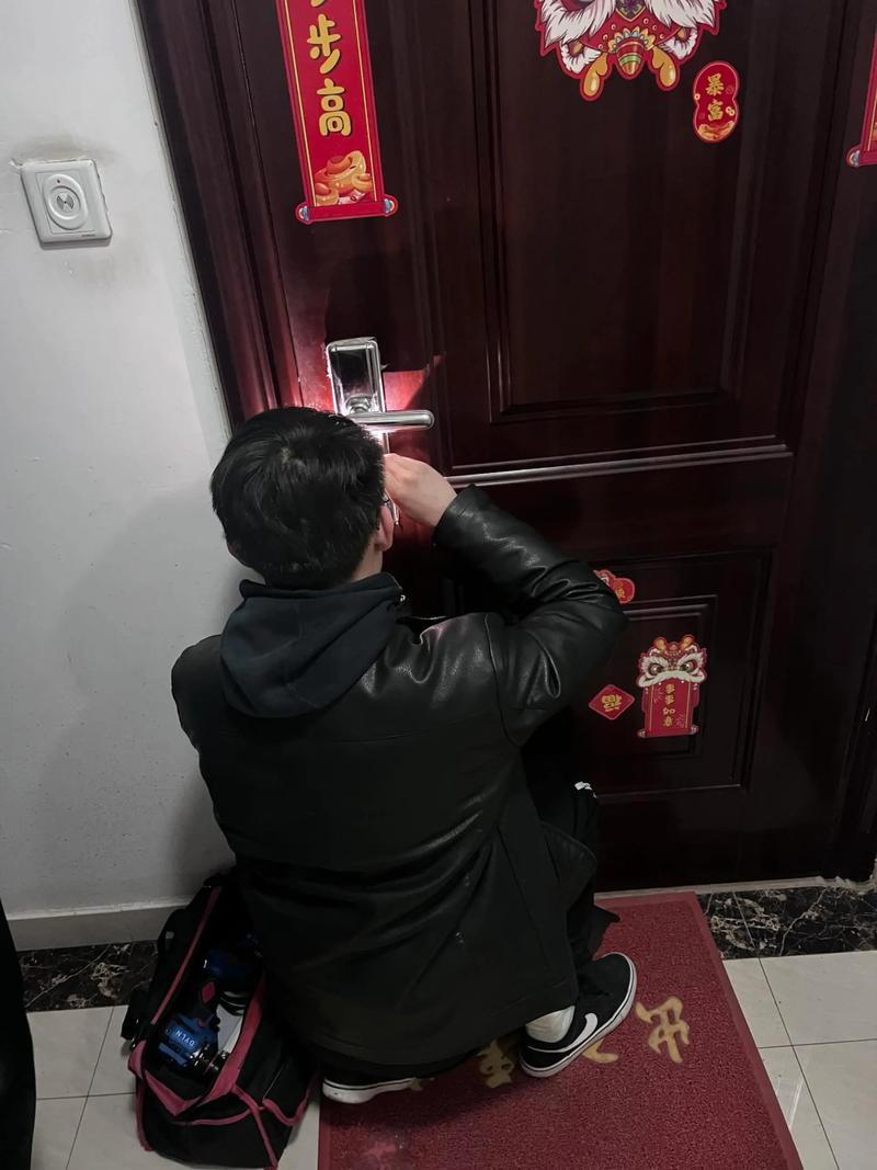 社区临街水果店换锁现场照片