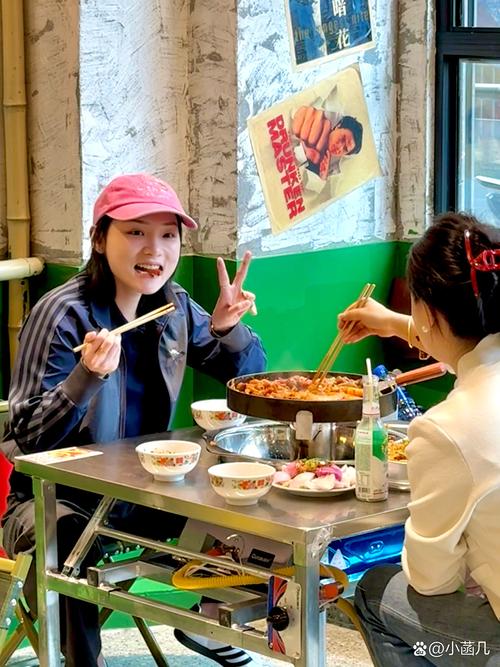 四个女生素颜油头蹲在民宿门口吃面