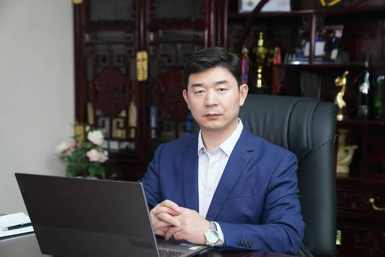 王兴华律师在办公室研究案卷