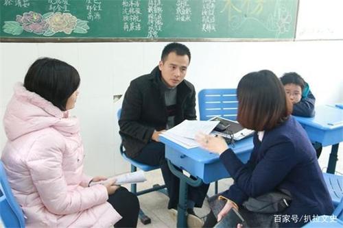 家长和老师在学校走廊低声交流的侧影