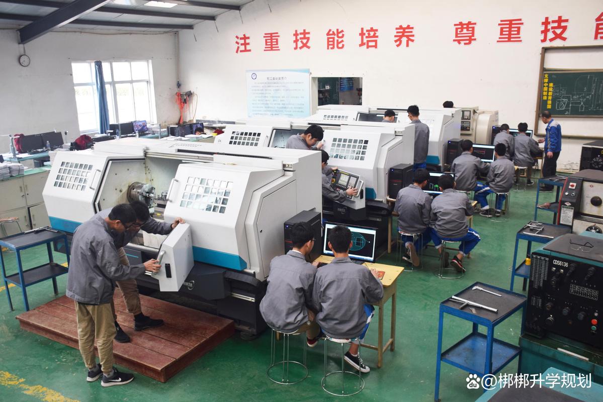 中职学生在数控实训车间操作设备准备职教高考