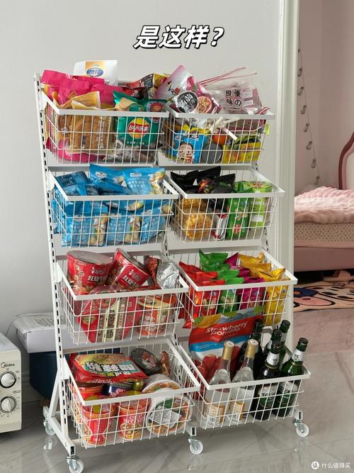 客厅桌面随手摆放的日常零食收纳图