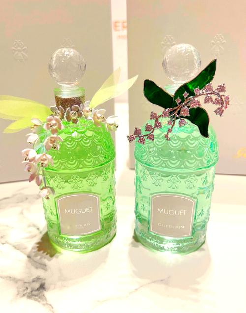 春季清新绿叶花卉香水摆拍