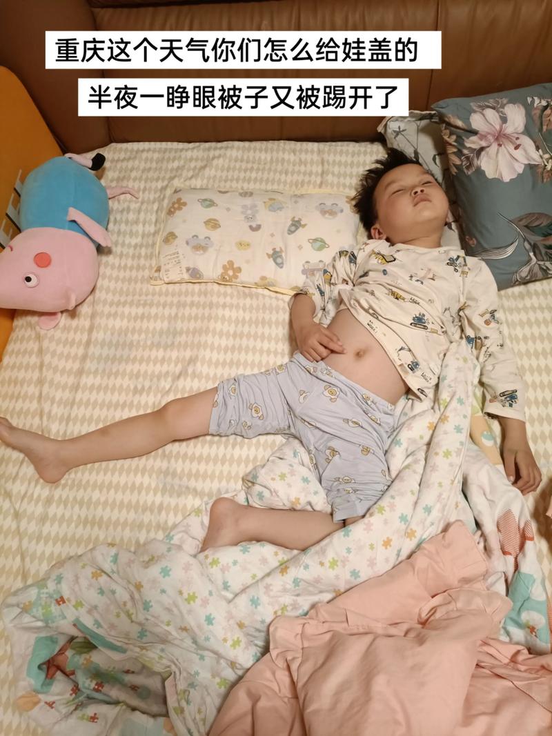 纪录片《幼儿园》里孩子们午睡时踢被子的真实画面