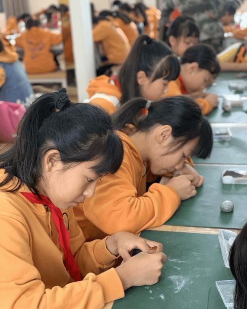 随迁子女在公办学校参与课后手工课活动场景
