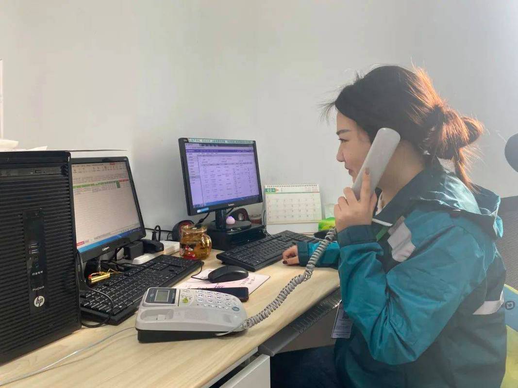 流水线女工焦急接听学校电话