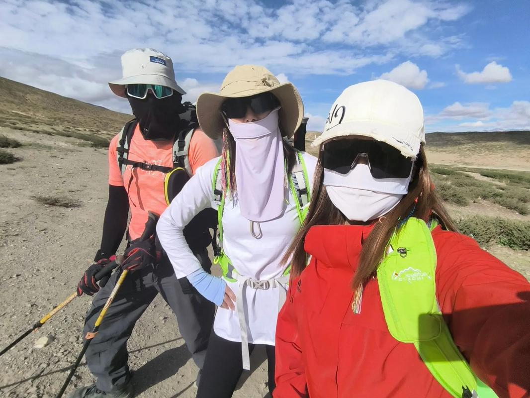 低海拔城郊徒步登山装备合影