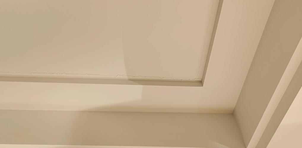 未安装阴角线的墙角开裂实物图