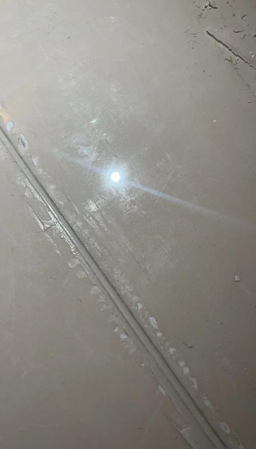 失败的勾缝案例 发霉脱落瓷砖缝隙