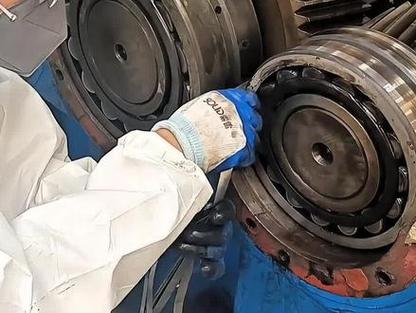 汽修师傅用塞尺测量雨刮轴轴承间隙