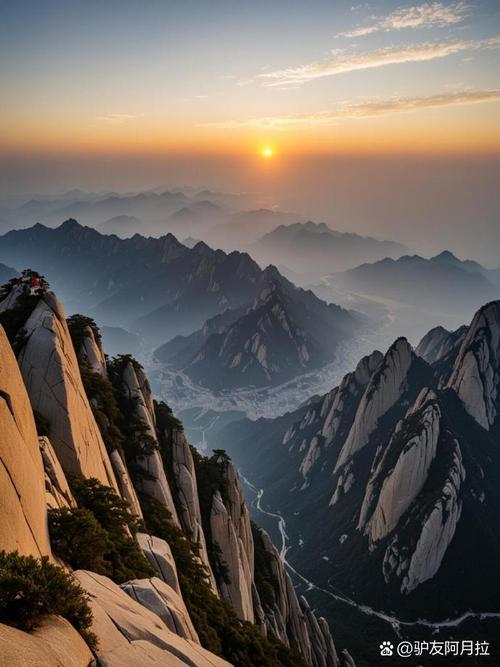 陕西渭南华山远眺云中山峰