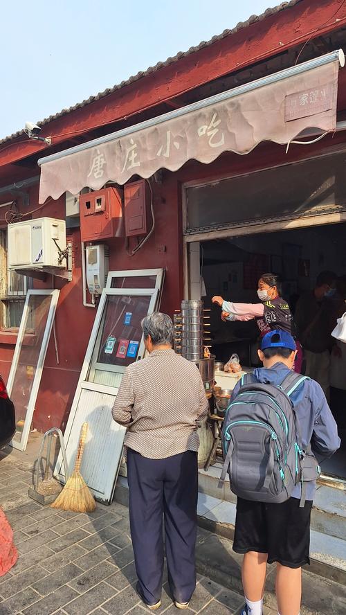 老社区巷子里居民排队的无名早餐店