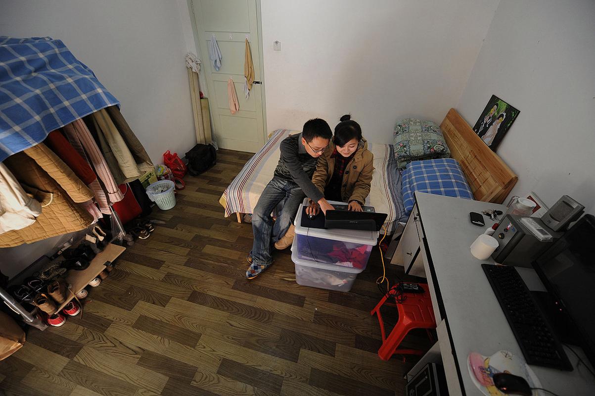 情侣同居出租屋日常场景