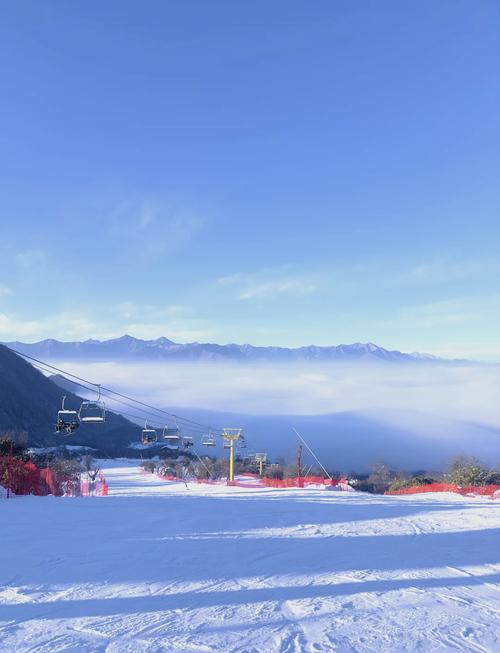 九鼎山太子岭初级滑雪道晴天远景