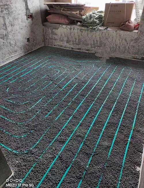 工人铺设地暖管道回字形细节
