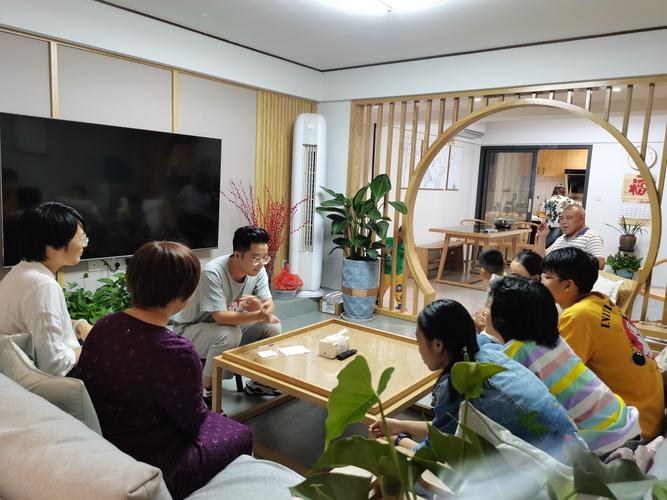 现代家庭客厅围坐投票场景