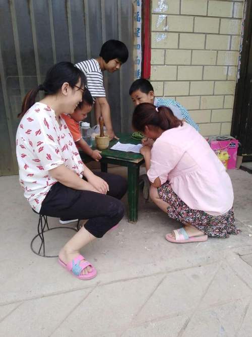 乡村教师家访走在泥泞路上