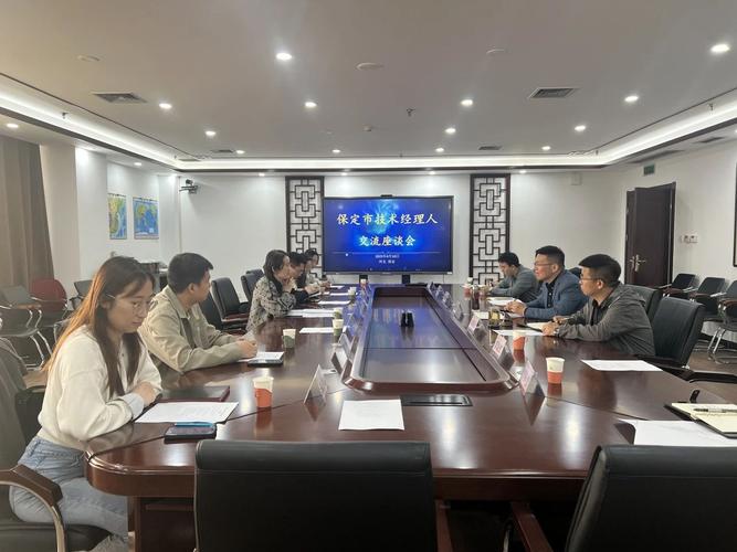 技术经理人推动高校成果转化场景照片