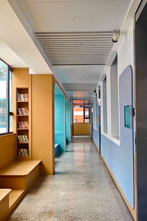 中学教学楼走廊转角储物间