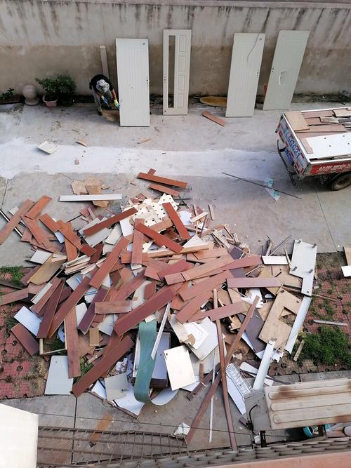定制家具厂不合格滚涂作业废板堆放现场